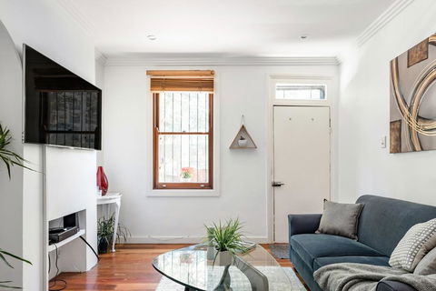 Expansive House Seconds From Oxford Street - Tourism TAS 1