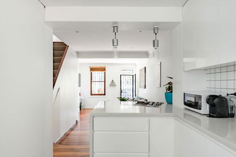 Expansive House Seconds From Oxford Street - Tourism TAS 3