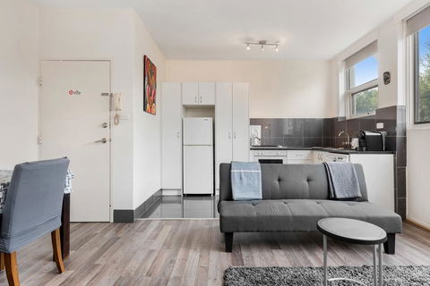 Explore Melbourne From A Convenient South Yarra Pad - Hobart Tourism 3