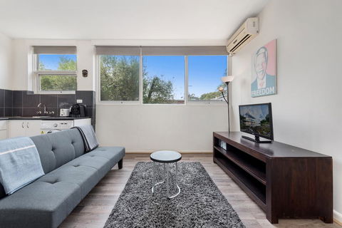 Explore Melbourne From A Convenient South Yarra Pad - Hobart Tourism 0