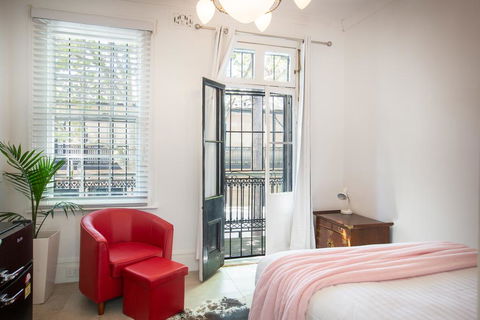 Explore Surry Hills From A Chic Inner City Terrace! - Tourism TAS 1