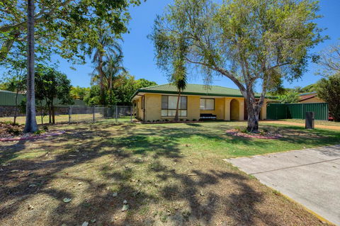 Fabulously Presented Family Retreat On Bribie Island - Hobart Tourism 1