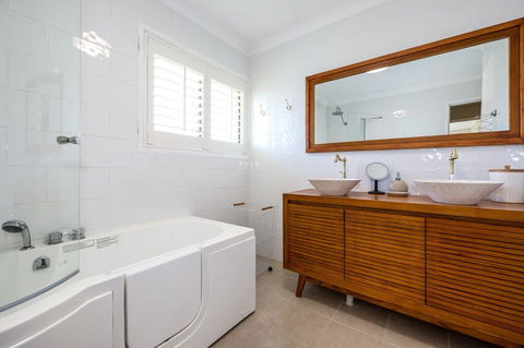 Fabulously Presented Family Retreat On Bribie Island - Hobart Tourism 3
