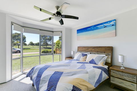 Fairway Views Pet Friendly House With WiFi, AC, Heating, Walk To Beach - Tourism TAS 1