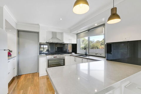 Fairway Views Pet Friendly House With WiFi, AC, Heating, Walk To Beach - Tourism TAS 3