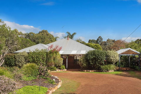 Family Friendly Holiday Haven - Hobart Tourism 1