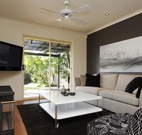 Feathers Serviced Townhouse - Hobart Tourism