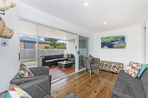 Fielding's Lair - The Ultimate Family Retreat - House & Bungalow - Hobart Tourism 1