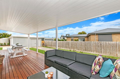 Fielding's Lair - The Ultimate Family Retreat - House & Bungalow - Hobart Tourism 3