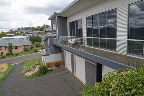 Five Bed, Five Bath, Five Star View - 2 Mins To CBD - Wentworth Estate - Hobart Tourism 3