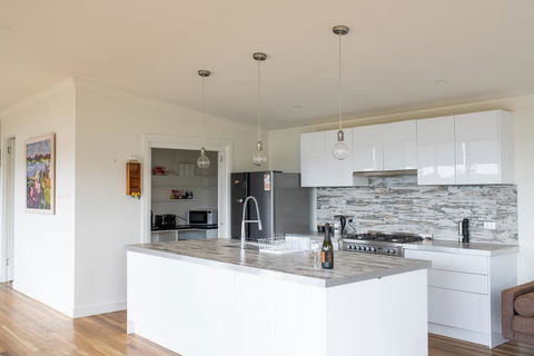 Five Bed, Five Bath, Five Star View - 2 Mins To CBD - Wentworth Estate - Hobart Tourism 2