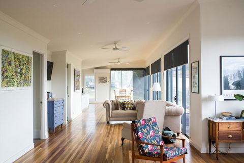 Five Bed, Five Bath, Five Star View - 2 Mins To CBD - Wentworth Estate - Hobart Tourism 1