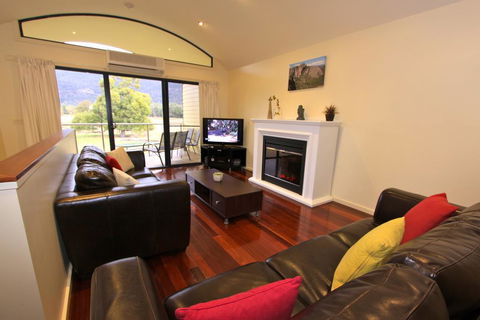 Five Clematis Views - Tourism TAS 2