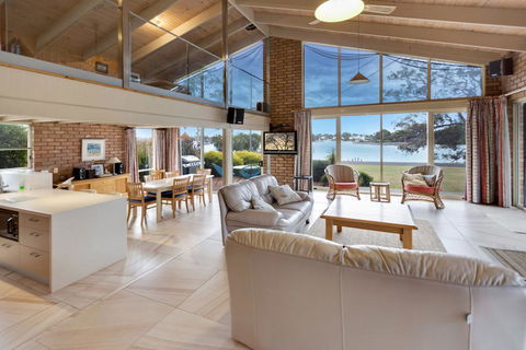 Getaway - Waterfront Island Living - Hobart Tourism 1