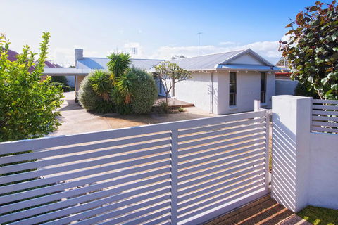GIFFORD HOUSE - Hobart Tourism 0