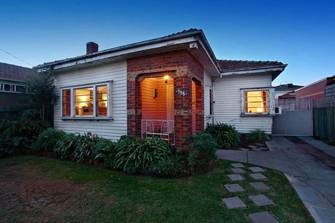 GIRLS ONLY. Large Bedroom With KING Bed, Close To Everything - Hobart Tourism 2