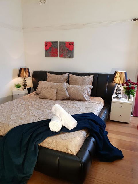 GIRLS ONLY. Large Bedroom With KING Bed, Close To Everything - Hobart Tourism 0