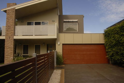 Grand Escape McKenzie - Boutique Rentals - Hobart Tourism 1