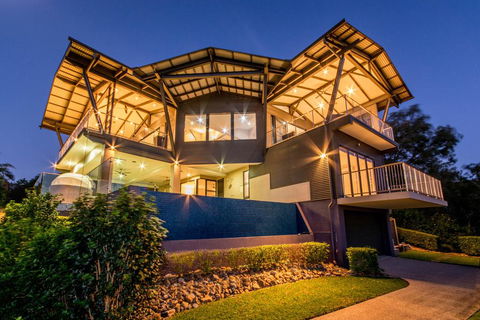 GRAND LUXURY MANSION WITH POOL, 2 BUGGIES AND FABULOUS OCEAN VIEWS - Hobart Tourism 0