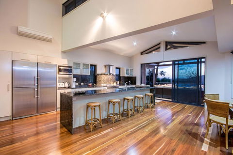 GRAND LUXURY MANSION WITH POOL, 2 BUGGIES AND FABULOUS OCEAN VIEWS - Hobart Tourism 3