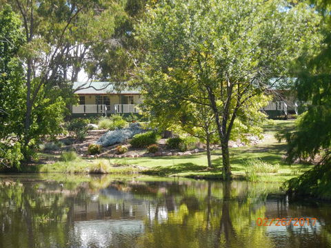 Granite Gardens Cottages & Lake Retreat - Hobart Tourism 0