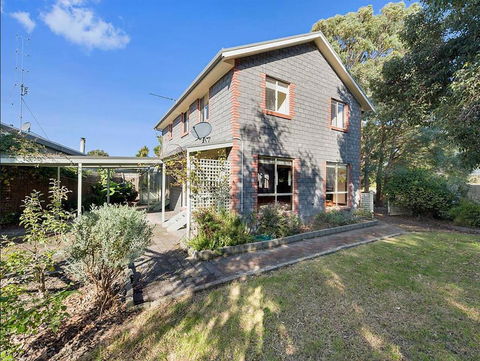 GUMS & ROSES - Family Home In The Heart Of Town. - Hobart Tourism 1