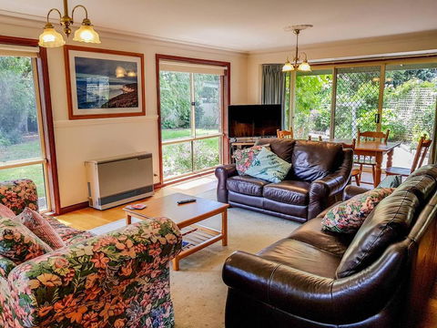 GUMS & ROSES - Family Home In The Heart Of Town. - Hobart Tourism 0
