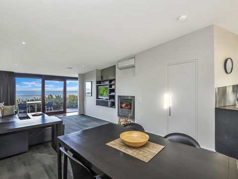 HEARN'S BEACHSIDE VILLA 1 - Tourism TAS 1