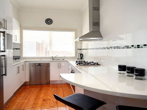 Hidden Gem In Cafe Strip! Chadstone + King Bed - Hobart Tourism 1