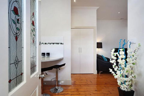 Hidden Gem In Cafe Strip! Chadstone + King Bed - Hobart Tourism 2