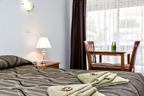 Holbrook Town Centre Motor Inn - Tourism TAS 3