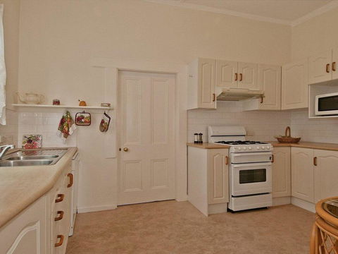 Hollyoak Cottage - Delightful, Ducks And Doileys! - Tourism TAS 1