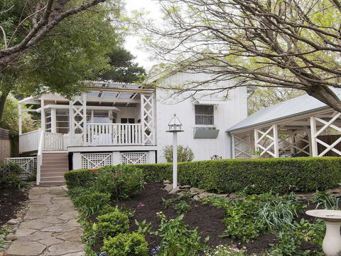 Hollyoak Cottage - Delightful, Ducks And Doileys! - Tourism TAS 0