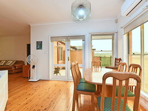 King III - You Can Honestly Walk To Bimbadgen And Hope Estate Concerts - Hobart Tourism 1