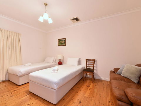 King III - You Can Honestly Walk To Bimbadgen And Hope Estate Concerts - Hobart Tourism 3