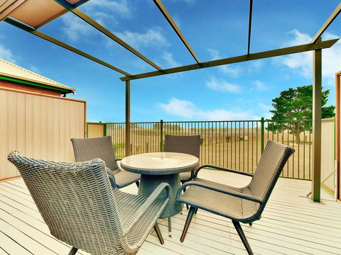 King Retreat Estate - You Can Honestly Walk To Bimbadgen And Hope Estate Concerts - Hobart Tourism 1