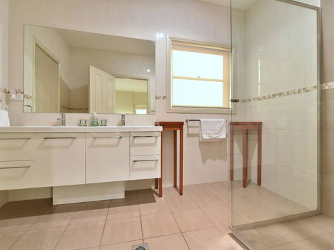 King Retreat Estate - You Can Honestly Walk To Bimbadgen And Hope Estate Concerts - Hobart Tourism 3