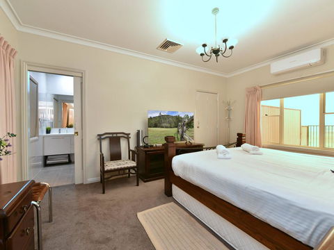 King Retreat Estate - You Can Honestly Walk To Bimbadgen And Hope Estate Concerts - Hobart Tourism 2