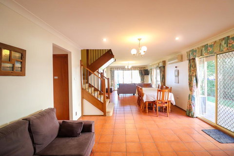 Kingfisher LakeHouse - Hobart Tourism 3