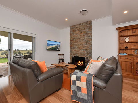 Kinloch Cottage Renovated To New On Daisy Hill Vineyard - Hobart Tourism 3