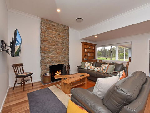 Kinloch Cottage Renovated To New On Daisy Hill Vineyard - Hobart Tourism 2