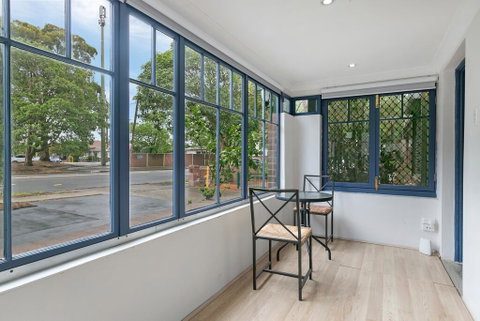 KOZYGURU ARNCLIFFE SYDNEY AIRPORT RENOVATED COTTAGE 3 BED HOUSE NAR232 - Tourism TAS 2