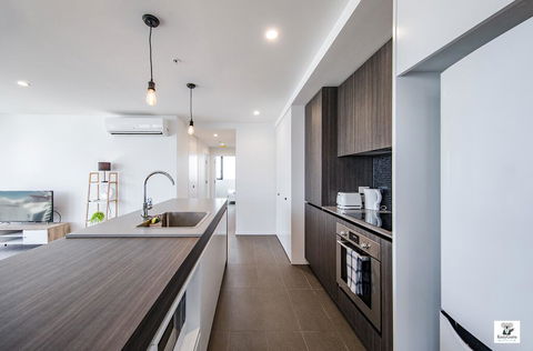 KOZYGURU BROADBEACH AMAZING VIEW 2 BED APT + FREE PARKING WALK TO BEACH QBR004 - Hobart Tourism 3