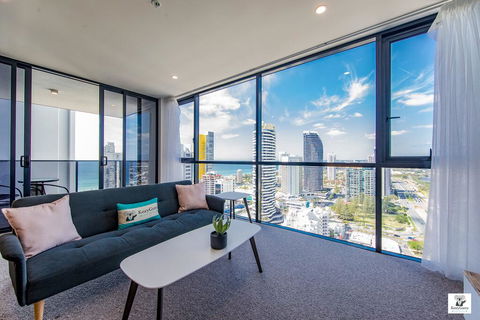 KOZYGURU BROADBEACH AMAZING VIEW 2 BED APT + FREE PARKING WALK TO BEACH QBR004 - Hobart Tourism 0