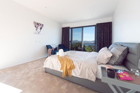 La Vie Luxury Bay View - Hobart Tourism 0