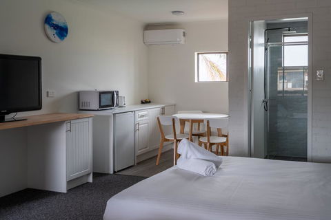 Lakeside Inn - Hobart Tourism 0