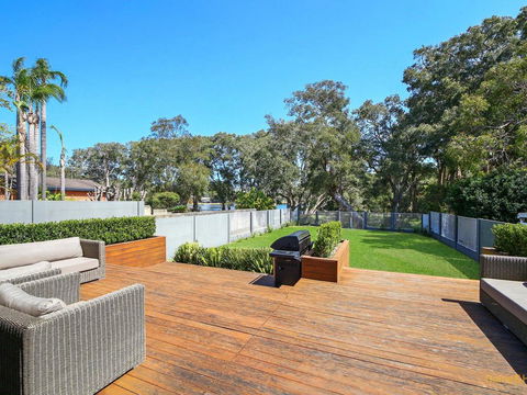 Lakeside Luxury - 13 Lake Street - Tourism TAS 0