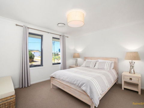 Lakeside Luxury - 13 Lake Street - Tourism TAS 3