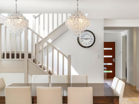 Lakeside Luxury - 13 Lake Street - Tourism TAS 1