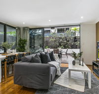 Large unit amid inner-city greenery close to CBD - Hobart Tourism